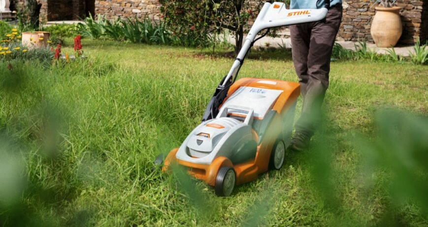 Cortacésped a batería STIHL RMA . Potente, ligero y silencioso. Ideal para jardines medianos. Sistema de corte eficiente, batería de larga duración. Diseño ergonómico, fácil de usar y mantener.