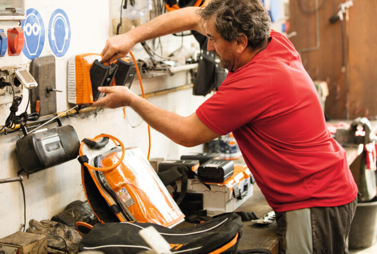 Envíanos tu código y te informaremos rápidamente sobre el progreso de tu reparación. Nuestro equipo revisará tu solicitud y te dará una actualización clara del estado que se encuentra.