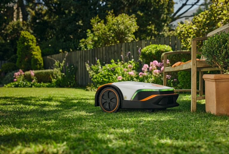 Contáctanos por teléfono, email o mediante nuestro formulario y descubre cómo impulsar tu negocio con nuestras soluciones. Nuestro equipo resolverá tus dudas para ayudarte a tomar la mejor decisión.